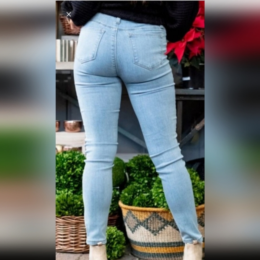 Judy Blue Jeans - Picture 2 of 9